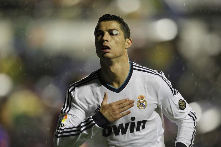 målscorer. Real Madrids Cristiano Ronaldo fejrer en scoring mod Levante i kampen, hvor  han også pådrog sig en flænge over øjet. 