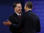 Tæt. Mitt Romney (t.v.) kom så tæt på Barack Obamas politik, da de to præsidentkandidater udkæmpede deres tredje og sidste tv-debat i valgkampen, at der faktisk var tale om kys, mener det nye republikanske stjerneskud Ted Cruz. 