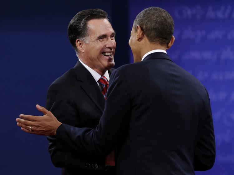 Tæt. Mitt Romney (t.v.) kom så tæt på Barack Obamas politik, da de to præsidentkandidater udkæmpede deres tredje og sidste tv-debat i valgkampen, at der faktisk var tale om kys, mener det nye republikanske stjerneskud Ted Cruz. 