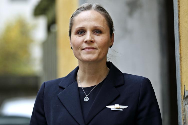 SAS. Marianne Kragh Pedersen kom hjem fra arbejde i går med hovedpine og en ny overenskomst i mailboksen. Nu overvejer hun sine muligheder for at blive i sit job som stewardesse i SAS. 