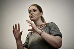 Snak. Kultur- og fritidsborgmester Pia Allerslev (V) opfordrer borgere til at gå i dialog med de barer, der skaber støj i deres gader. 