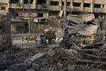 Bombet. En palæstinenser kommer forbi et ødelagt område i nærheden af Hamas' regeringsbygninger i Gaza City. 