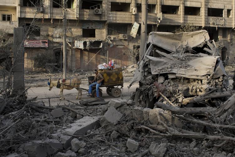 Bombet. En palæstinenser kommer forbi et ødelagt område i nærheden af Hamas' regeringsbygninger i Gaza City. 