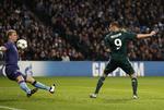 0-1. Helt umarkeret fik Karim Benzema lov til at bringe Real Madrid foran. 