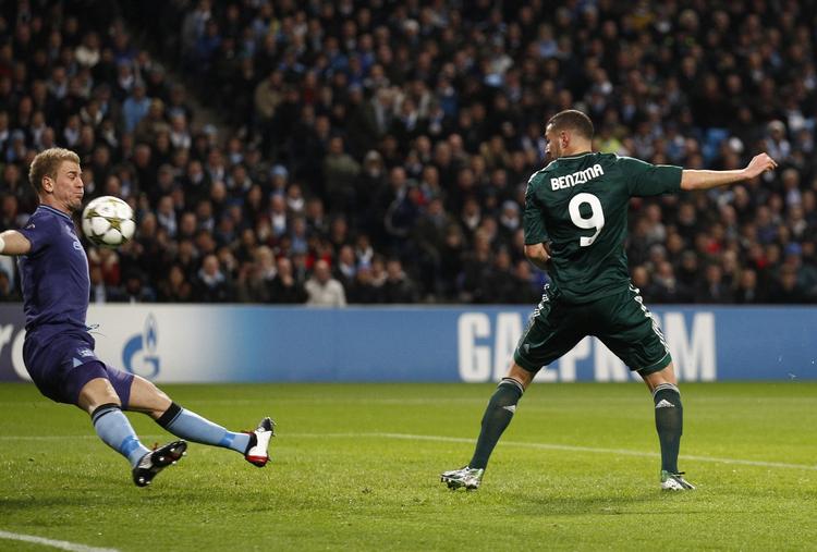 0-1. Helt umarkeret fik Karim Benzema lov til at bringe Real Madrid foran. 