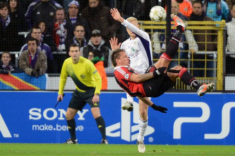 Saksescoring. Franske Phillippe Mexes er ikke kendt for at lave mange mål. Men her laver han et, som vil blive bemærket. 