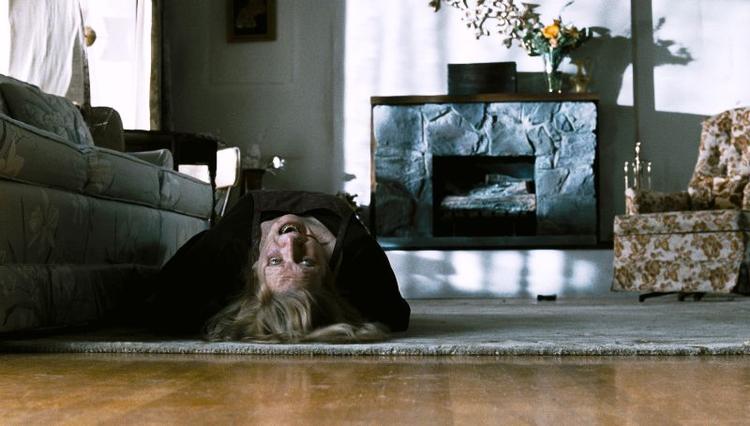 Uha-da-da. I 'The Possession' slipper en ond dæmon fra helvedes forgård løs og trænger ind i sit offers sjæl med en altfortærende ondskab. 