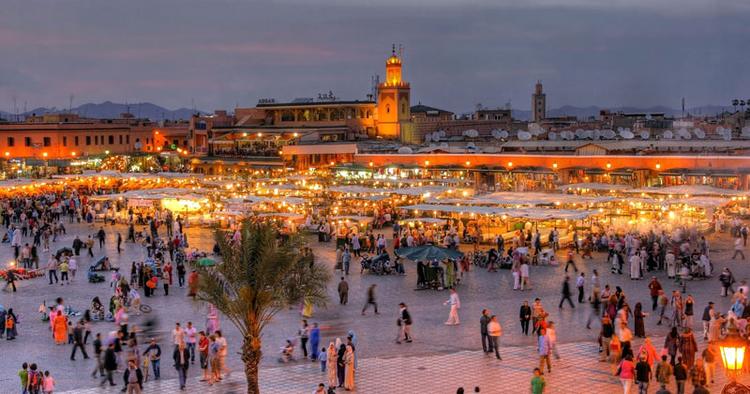 Markedsstemning. Marrakech har det største traditionelle marked i Marokko, og det store torv Djemaa el-Fnaa er eftersigende det travleste i Afrika. 
