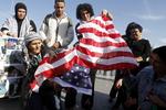 DEMONSTRATION. Palæstinensere brænder det amerikanske flag under protester mod udenrigsminister Hillary Clintons møde med den palæstinensiske præsident Mahmoud Abbas i Ramallah 