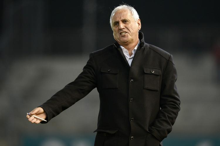 demokrati. Det blev cheftrænerens sidste kamp. Bernard Challandes og FC Thun taber mod Lausanne og ender som næstsidst i rækken. Derefter stemte spillerne træneren ud. 