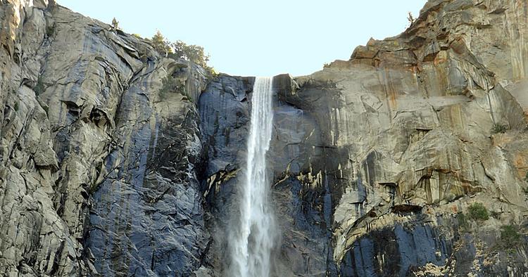 GENOPSTANDELSE. Bridal Veil Falls flyder igen efter en serie regnskyl. 