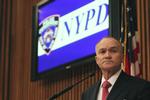 Fanget. Politikommisær Raymond W. Kelly hos politiet i New York fortæller, at politiet har fanget den formodede gerningsmand bag de tre drab på butiksejere med mellemøstlig baggrund i Brooklyn, New York. 