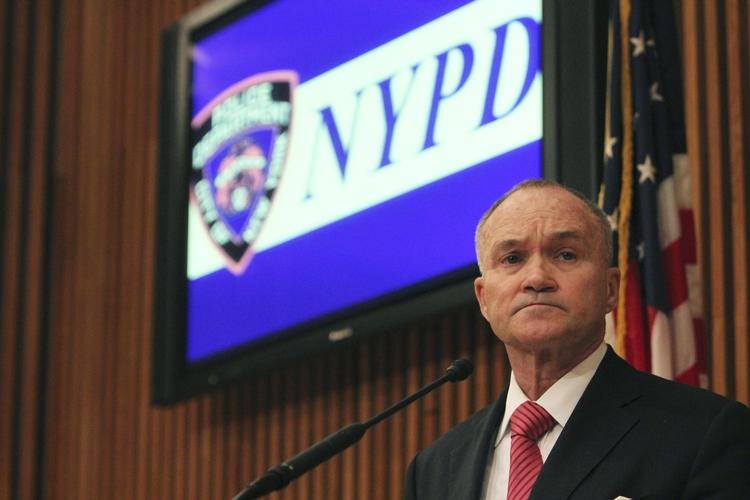 Fanget. Politikommisær Raymond W. Kelly hos politiet i New York fortæller, at politiet har fanget den formodede gerningsmand bag de tre drab på butiksejere med mellemøstlig baggrund i Brooklyn, New York. 