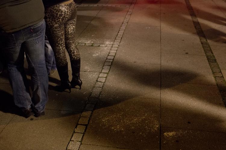 paradis. Beslutningen om ikke at forbyde købesex betyder, at Danmark vil sakke bagud internationalt og kan ende som Nordens paradis for alfonser. 