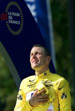 nedtur. Lance Armstrong ved ceremonien efter Tour de France 2001, som amerikaneren vandt. Men nu er samtlige Tour-triumfer taget fra Armstrong efter dopingdom. 