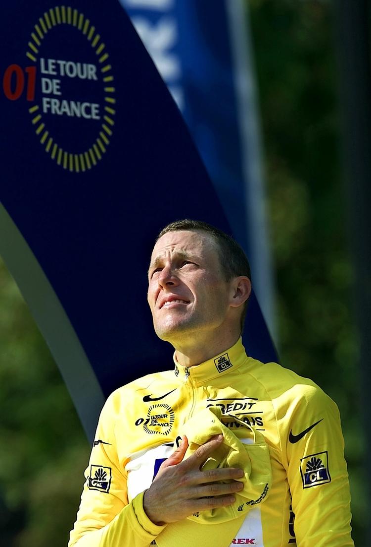 nedtur. Lance Armstrong ved ceremonien efter Tour de France 2001, som amerikaneren vandt. Men nu er samtlige Tour-triumfer taget fra Armstrong efter dopingdom. 
