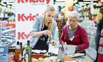 Vinder. Julie Karla Ørnbjerg i gang med at anrette sin 'pasta' i en sund version, nemlig baseret på squash. 