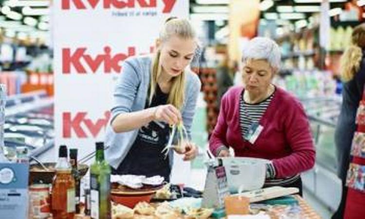 Vinder. Julie Karla Ørnbjerg i gang med at anrette sin 'pasta' i en sund version, nemlig baseret på squash. 
