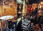 slagsmål. 'The Drunken Ship' på Roms Campo dei Fiori-plads lignede ikke sig selv efter et voldsomt angreb fra maskerede bøller mod engelske fodboldfans. 
