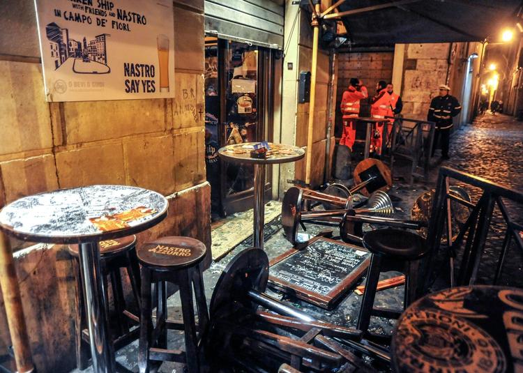 slagsmål. 'The Drunken Ship' på Roms Campo dei Fiori-plads lignede ikke sig selv efter et voldsomt angreb fra maskerede bøller mod engelske fodboldfans. 