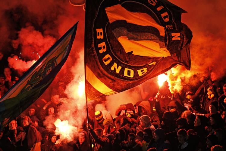 rødglødende. Mens økonomien skranter i Brøndby IF, kæmper spillere for at undgå nedrykning, mens de trofaste tilhængere fortsat bakker op på Vestegnen i København. 