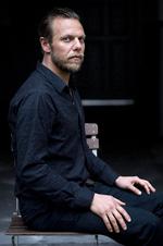 Nationalskjald. Johan Olsen var god til at synge som Kim Larsen, før han blev forsanger i Magtens Korridorer, som spiller i Vega i aften og lørdag.