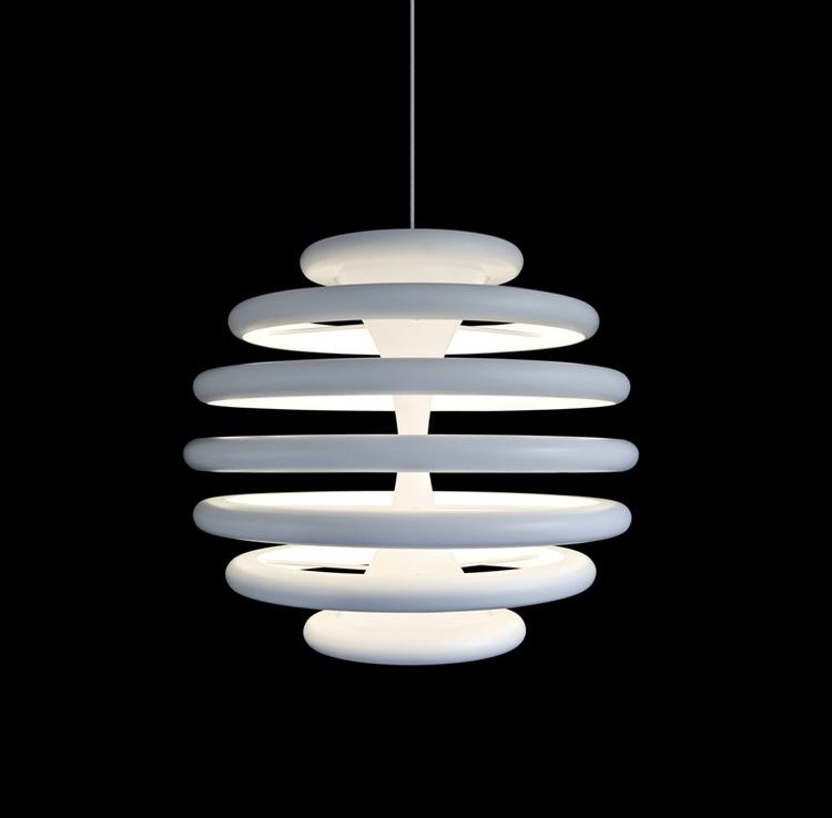 Lyst. LED-lys er kendt for at blænde, give et meget koldt lys og være dårlig til at gengive farver - de problemer ville Esko Schmidt-Sørensen løse i en lampe, som skulle give samme behagelige lys som PH-lampen. Resultatet blev Radius nr. 0 med 11 meter lysende diodebånd. Den vil sandsynligvis også nå det danske marked. 