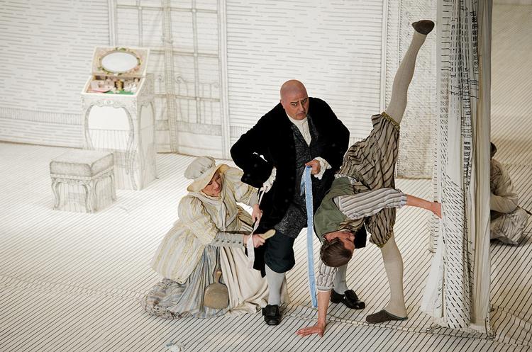 galskab. Den onde doktor Bartolo (Renato Girolami), her sammen med et par tjenestefolk, vil gøre alt for at få sin unge hustru mod hendes  vilje i den elegante fortolkning af Rossinis hitopera. 