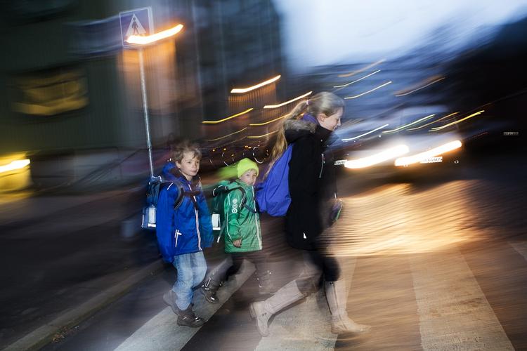 SKOLESUND. Børn skal have mindst en times fysisk aktivitet om dagen. Start med at lade dem gå til skole og find links til flere aktiviteter her. 