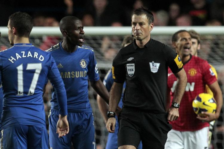 Beskyldning. Dommer Clattenburg blev beskyldt for at bruge upassende sprog mod Chelseas mørklødede nigerianske spiller John Obi Mike. 