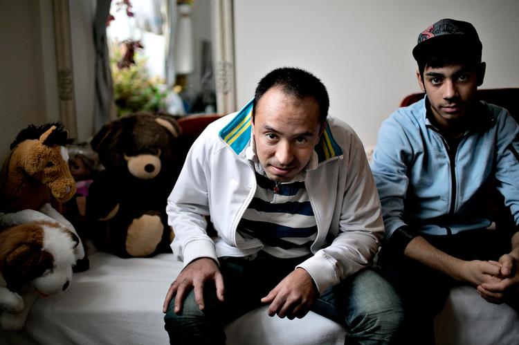 legekammerater. Han kan  knap nok tælle til syv og kender ikke til tid og dage. Farhad Rezaes brødre og mor, som ikke ville fotograferes, er hans faste holdepunkter i tilværelsen, siger de lægelige udtalelser. »Han er altid glad, når vi er sammen, og han vil lege«, siger den 14-årige bror, Hossein Rezae. 