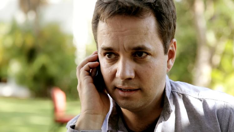 Langt borte. I sin nye dokumentar, 'Tyveriet af Afrika', vil Christoffer Guldbrandsen (nederst til højre) afprøve, om danskerne orker historier langt væk fra om store selskaber, der er ved at sætte sig på verden - historier fra Afrika, man ikke har kunnet fortælle siden 1980'erne, mener han. 