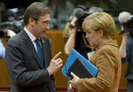 Forhandlinger. Angela Merkel får sig en lille snak med Portugals ministerpræsidentnPedro Passos Coelho. 