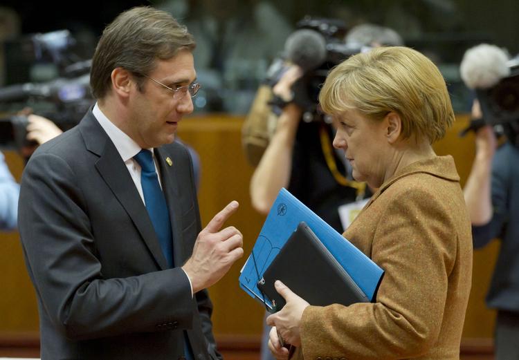 Forhandlinger. Angela Merkel får sig en lille snak med Portugals ministerpræsidentnPedro Passos Coelho. 