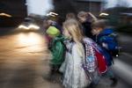 STARTHJÆLP. Børn koncentrerer sig bedre i skolen, hvis de er kommet i skole ved egen kraft i stedet for at sidde på bagsædet. Her er det elever fra Strandvejsskolen på Østerbro, der trodser novembermørket. 