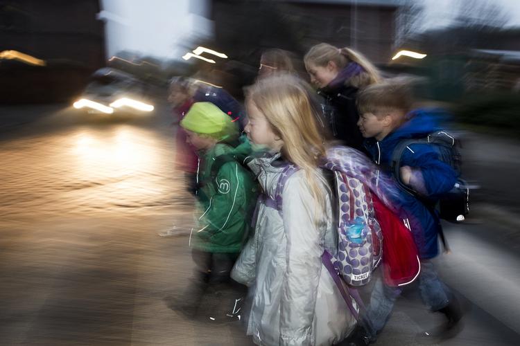 STARTHJÆLP. Børn koncentrerer sig bedre i skolen, hvis de er kommet i skole ved egen kraft i stedet for at sidde på bagsædet. Her er det elever fra Strandvejsskolen på Østerbro, der trodser novembermørket. 