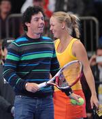 julegaver. Caroline Wozniacki har tidligere erobret pressemøder og er kendt for at lave jokes med de andre spillere. Denne gang gik det ud over golfkæresten Rory McIlroy (tv). 