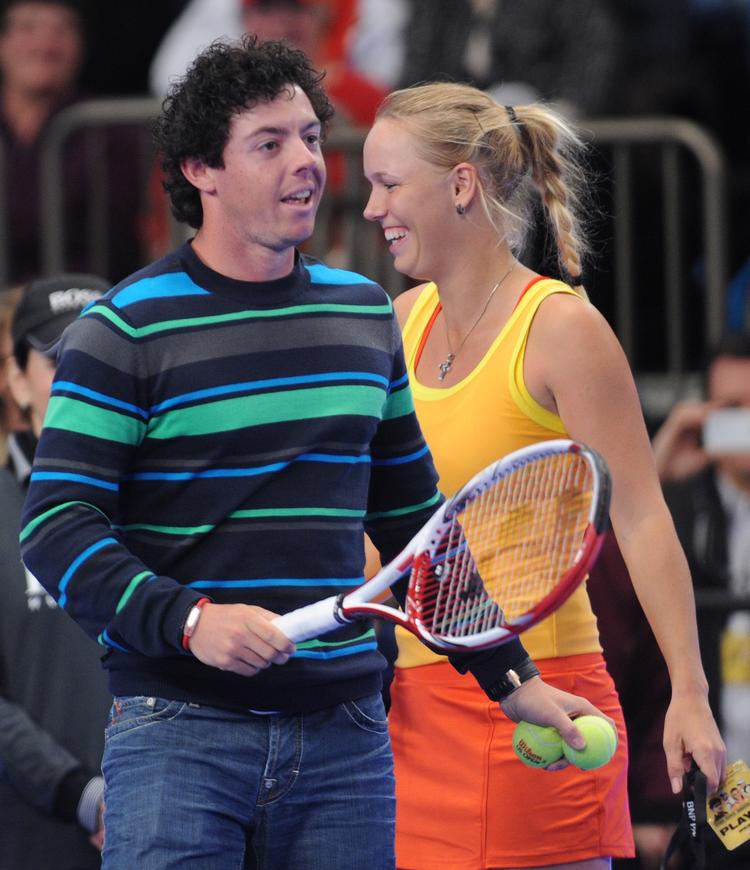julegaver. Caroline Wozniacki har tidligere erobret pressemøder og er kendt for at lave jokes med de andre spillere. Denne gang gik det ud over golfkæresten Rory McIlroy (tv). 
