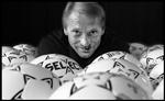 Mo. Dansk fodbold har en stolt tradition for at koble overskæg og fodbold. Særligt det legendariske firserlandshold var ferme bærere af skovsnegle. Her er det forsvarsklippen Søren Busk. 