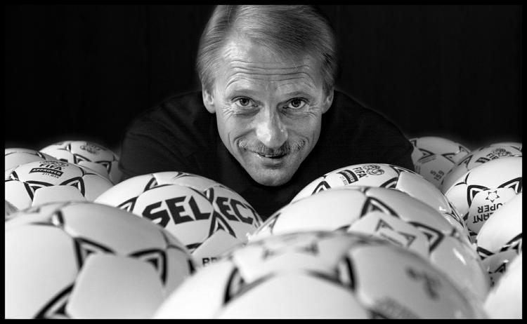 Mo. Dansk fodbold har en stolt tradition for at koble overskæg og fodbold. Særligt det legendariske firserlandshold var ferme bærere af skovsnegle. Her er det forsvarsklippen Søren Busk. 