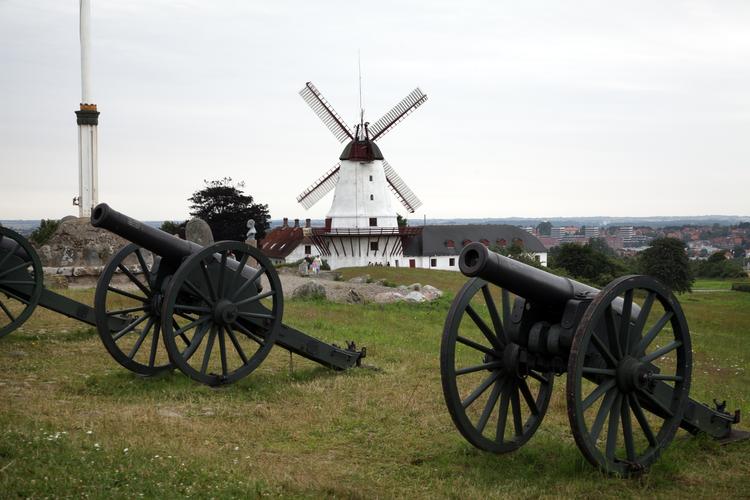 Historie. Dybbøl Banke er efterhånden blevet et populært turistmål, og nu er det historiske sted også indstillet til EU-kulturarvsmærket. 