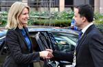 rabat. Statsminister Helle Thorning-Schmidt hilser på en uidentificeret sikkerhedsmand ved ankomsten til Bruxelles i går. Hun ønsker en milliard kroner i rabat til Danmark i årene 2014-2020. 