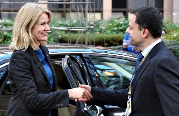 rabat. Statsminister Helle Thorning-Schmidt hilser på en uidentificeret sikkerhedsmand ved ankomsten til Bruxelles i går. Hun ønsker en milliard kroner i rabat til Danmark i årene 2014-2020. 