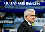 brændende. Den første fyrede træner i denne sæson nåede Mark Hughes ikke at blive, eftersom Roberto di Matteo røg i onsdags, men Mark Hughes er stadig et varmt emne til en fyreseddel. 