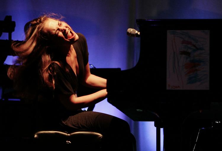 Omdiskuteret. Endnu en gang er det andet end Fiona Apples musik, der placerer sangerinden i mediernes søgelys. 