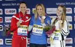 medalje. Den første danske medalje i Chartres sikrede Rikke Møller Pedersen (tv.), da hun i 50 meter brystsvømning kun blev besejret af tjekken Petra Chocova (i midten), men henviste ireren Sycerika Mc Mahon til tredjepladsen. 