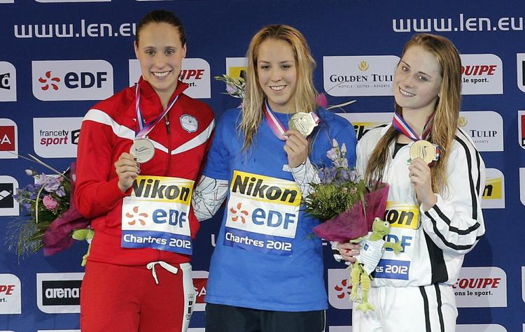 medalje. Den første danske medalje i Chartres sikrede Rikke Møller Pedersen (tv.), da hun i 50 meter brystsvømning kun blev besejret af tjekken Petra Chocova (i midten), men henviste ireren Sycerika Mc Mahon til tredjepladsen. 