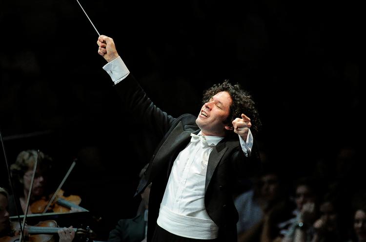 Ungdom. Gustavo Dudamel spreder stjernestøv og karisma med sin ungdommelige energi  og sit musikalske instinkt. 