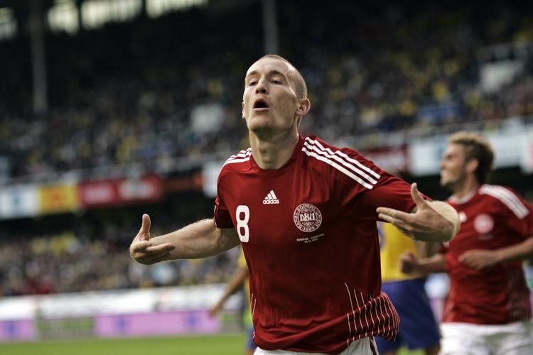 nedrivning. Thomas Kahlenberg har scoret til 1-0 i en sjælden dansk sejr mod de blå-gule på Råsunda Stadion i Stockholm. 