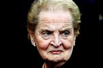 Diplomaten.  Madeleine Albright blev født i Prag i 1937. I 1993 blev hun USA's  FN-ambassadør, og hun var fra 1997 til 2001 under præsident Bill Clinton USA's første kvindelige  udenrigsminister. Siden stiftede hun et rådgivnings-firma. 